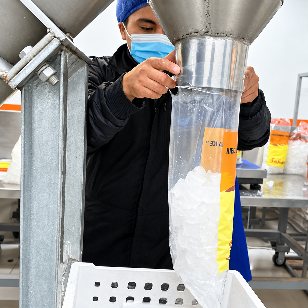 Operario llenando una funda de hielo durante el empacado